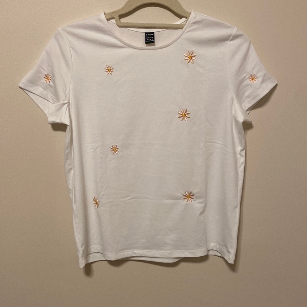 White flower embellished t-shirt